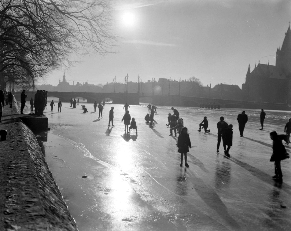 IJspret in Amsterdam Overzicht van schaatsers op de Amstel, Bestanddeelnr 913-3390