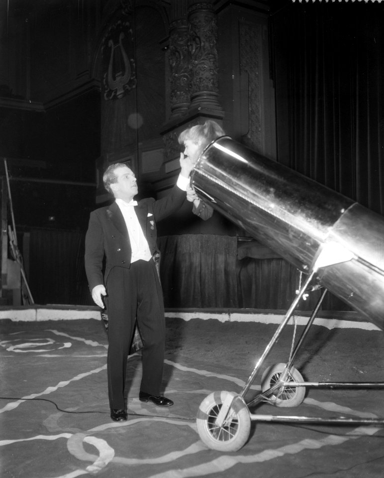 Illusionist Ferry Forst met zijn kanon, die een van zij assistenten in de lucht , Bestanddeelnr 909-2294