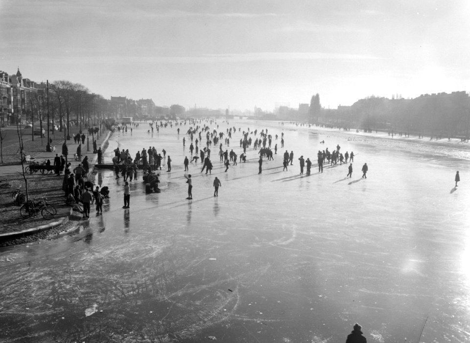IJspret in Amsterdam Overzicht van schaatsers op de Amstel, Bestanddeelnr 913-3393