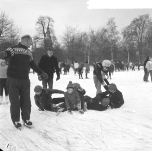 IJspret in het Vondelpark, schaatsen op vijver in Vondelpark, Bestanddeelnr 917-2843