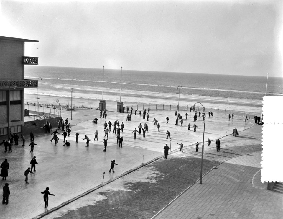 IJspret in Zandvoort De rotonde met ijs, Bestanddeelnr 907-5715