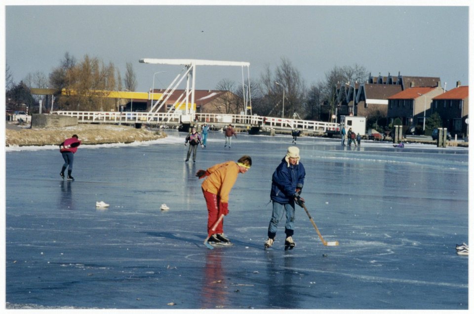 IJspret op de Ringvaart, bij de ophaalbrug die Vijfhuizen met Schalkwijk verbindt