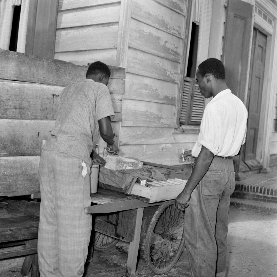 IJsschaven bij een stalletje in Paramaribo, Bestanddeelnr 252-4914