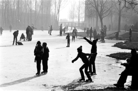 IJspret schaatsende mensen op plas in Monnickendam, Bestanddeelnr 930-6200