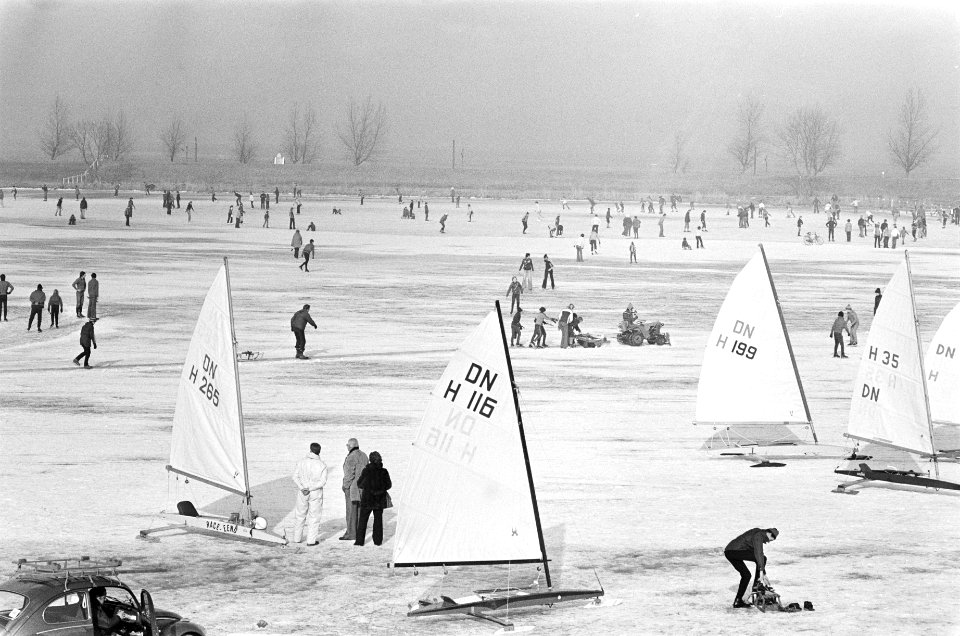 IJspret in het weekend schaatsers op de Bosbaan (Amsterdam), Bestanddeelnr 929-5804