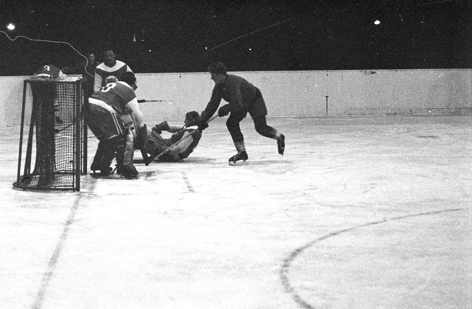 IJshockey op Jaap Edenbaan de Amsteltijgers tegen de Rotterdammers 5-11, duel vo, Bestanddeelnr 915-9655