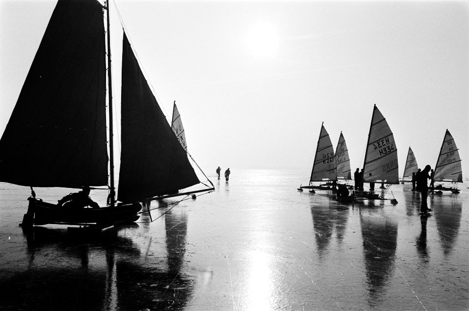 IJspret () ijszeilers op Westeinder Plassen , met schaatsers, Bestanddeelnr 930-6299