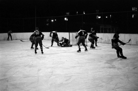 IJshockeywedstrijd AYC tegen Amsteltijgers op Jaap Eden baan Amsterdam 0-8. Spel, Bestanddeelnr 923-1228
