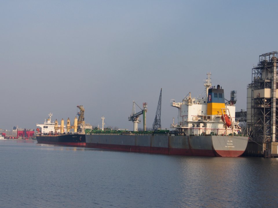 Ilia (ship, 2011) & Iraklis (ship, 2002) in the Vlothaven