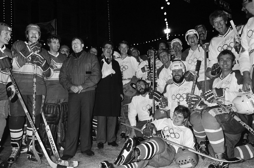 IJshockeywedstrijd op het Leidseplein te Amsterdam tussen leden van college van , Bestanddeelnr 933-5126
