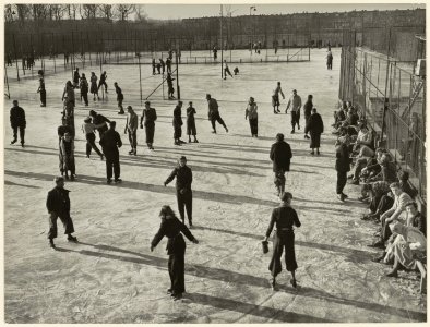 IJspret op ijsbaan ( 's zomers tennisbaan) Eindenhout. NL-HlmNHA 54004146