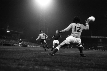IJsland tegen Nederland 1-8 te Deventer, Cruijff scoort 0-1, Bestanddeelnr 926-6457
