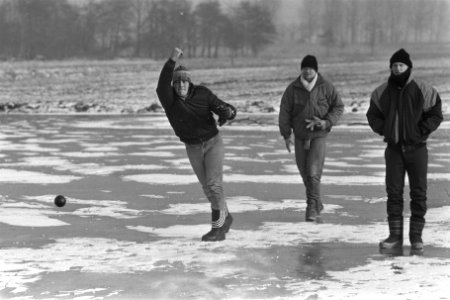 IJsbalgooiwedstrijden (winters Jeux de Boules ) in De Rijp (N-H), Bestanddeelnr 933-8599