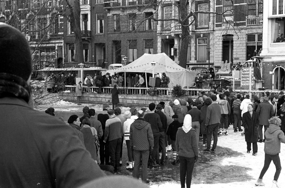 IJsshow op het ijs voor Lido aan het Leidse bosje , mass mensen op de kant daar , Bestanddeelnr 914-7829