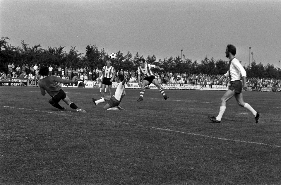 IJsselmeervogels tegen PEC 1-3, KNVB-beker, nummer 23 en trainer Kessler (rechts, Bestanddeelnr 926-6371