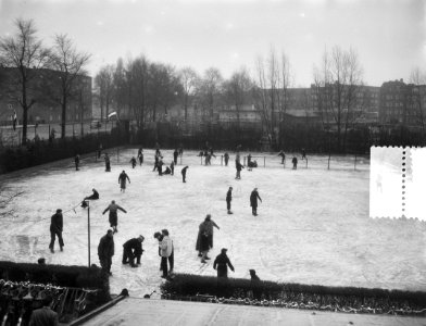 IJspret aan Apollohal op tennisbaantje Amsterdam, Bestanddeelnr 906-2301 photo