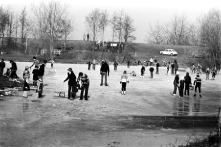 IJspret schaatsende mensen op plas in Monnickendam, Bestanddeelnr 930-6199
