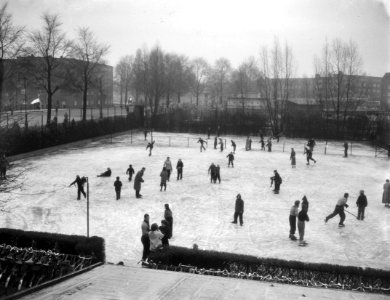 IJspret aan Apollohal op tennisbaantje Amsterdam, Bestanddeelnr 906-2302 photo