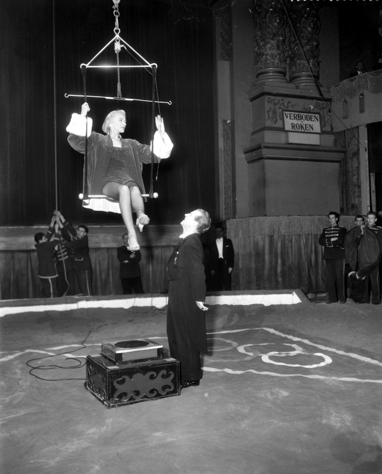 Illusionist Ferry Forst met zijn kanon, die een van zij assistenten in de lucht , Bestanddeelnr 909-2291