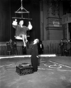 Illusionist Ferry Forst met zijn kanon, die een van zij assistenten in de lucht , Bestanddeelnr 909-2291