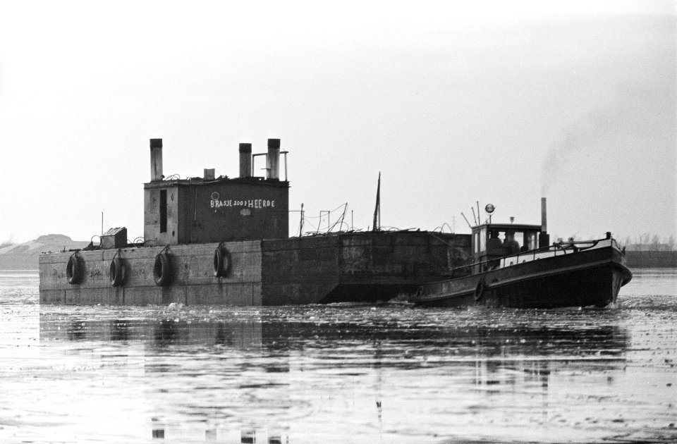 IJsselmeer nog dicht, een sleepbootje met een grote bak er achter begonnen de zu, Bestanddeelnr 915-9134