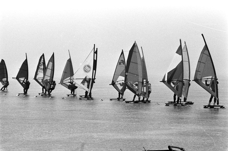IJssurfwedstrijden op IJsselmeer bij Marken, Bestanddeelnr 933-5697
