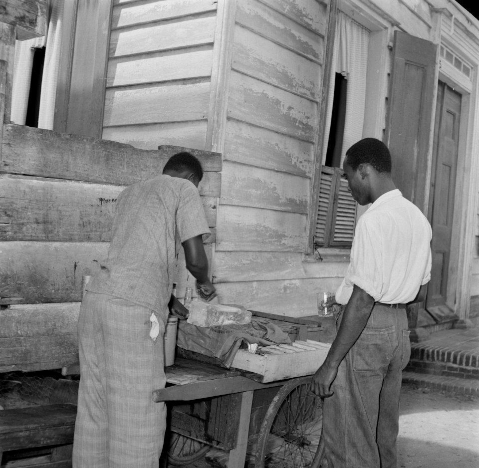 IJsschaven bij een stalletje in Paramaribo, Bestanddeelnr 252-4915