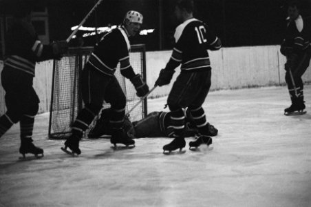 IJshockeywedstrijd AYC tegen Amsteltijgers op Jaap Eden baan Amsterdam 0-8. Spel, Bestanddeelnr 923-1230