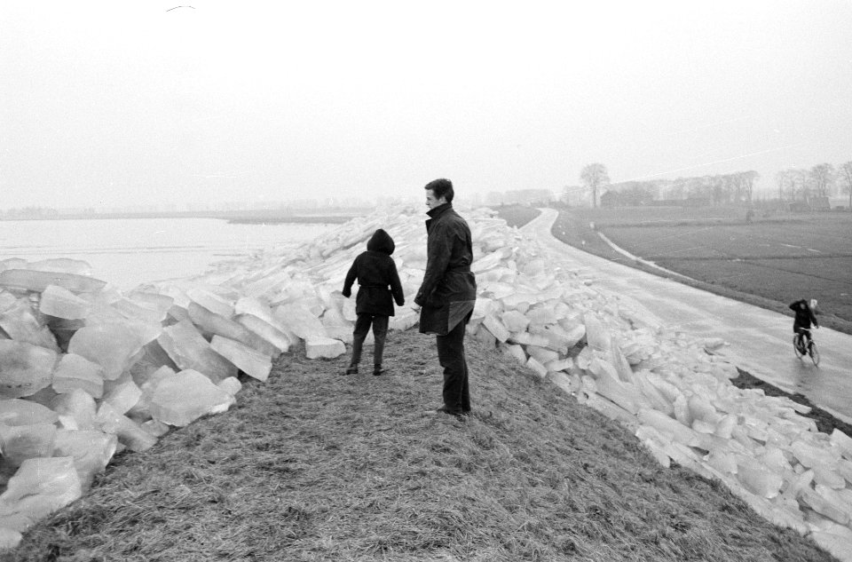 IJs kruipt over dijk heen bij Hoorn, Bestanddeelnr 913-3555