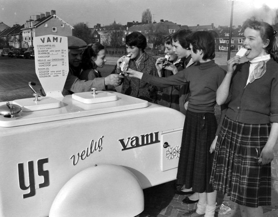 IJs eten bij een Vami-wagentje, Bestanddeelnr 908-4128