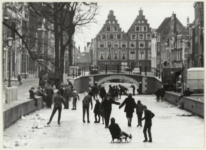 IJspret op de Bakenessergracht ziende naar het Spaarne en voormalige brouwerij de Olifant. NL-HlmNHA 54004810