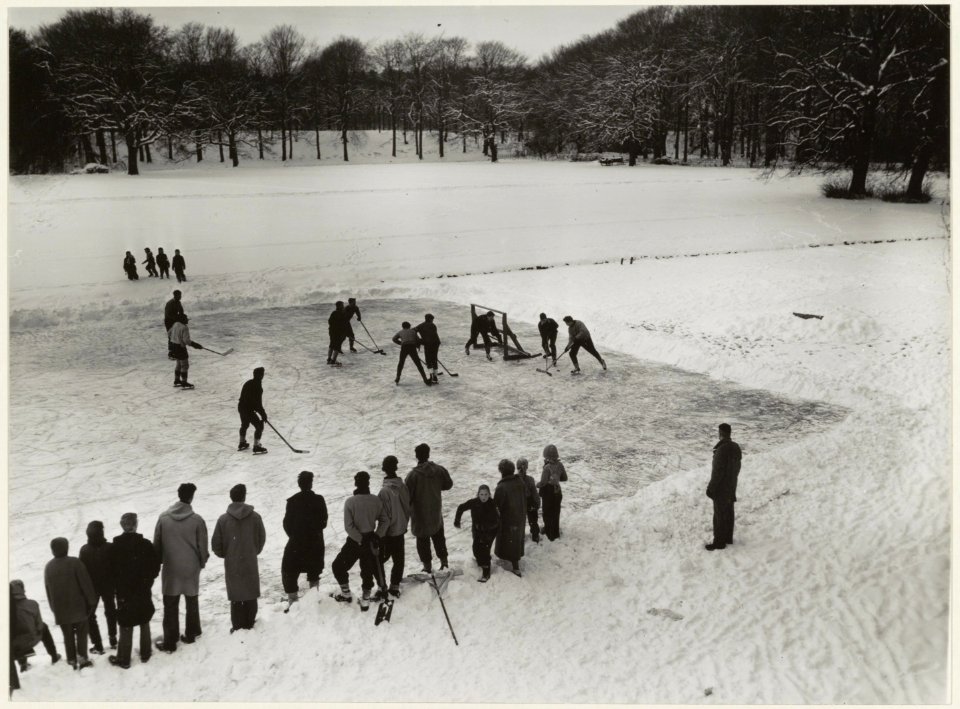 IJshockeywedstrijd tussen schoolteams van het Jac. P. Thijsselyceum en een combinatie vaan Haarlemse en Amsterdamse scholen op de vijver van het landgoed Elswout. NL-HlmNHA 54010693