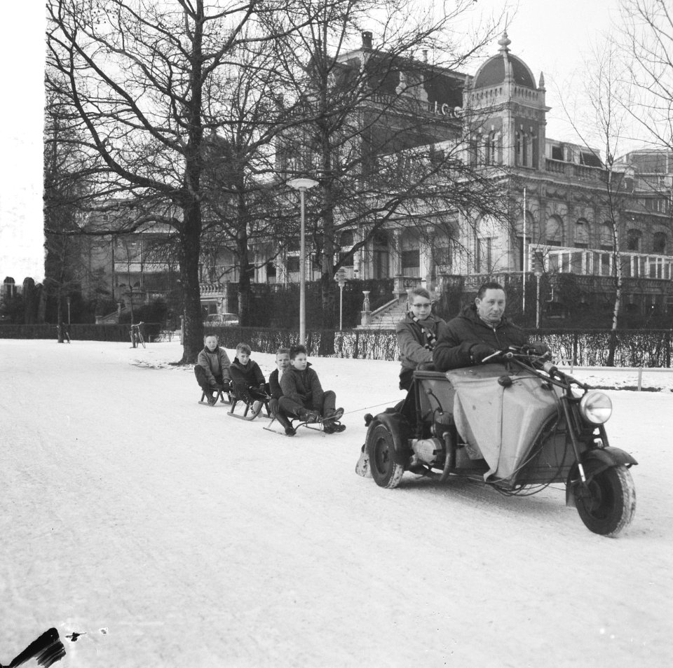 IJspret in het Vondelpark, invalidewagentje op het ijs, daarachter sleetjes, Bestanddeelnr 917-2842