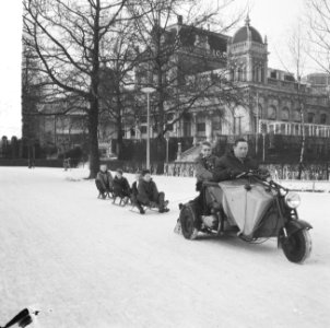 IJspret in het Vondelpark, invalidewagentje op het ijs, daarachter sleetjes, Bestanddeelnr 917-2842