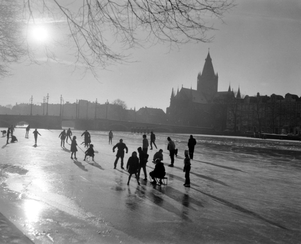 IJspret in Amsterdam Overzicht van schaatsers op de Amstel, Bestanddeelnr 913-3391