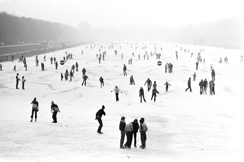 IJspret in het weekend schaatsers op de Bosbaan (Amsterdam), Bestanddeelnr 929-5802