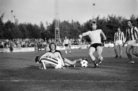 IJsselmeervogels-Heerenveen 2-1 ( KNVB-beker). Jaan de Graaf (r) scoort in de la, Bestanddeelnr 929-3823