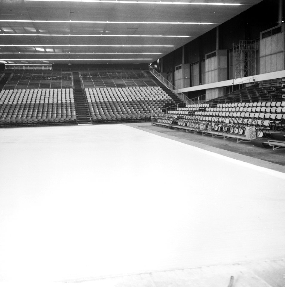 IJs voor de show, in de RAI wordt de ijsbaan klaar gemaakt de RAI, Bestanddeelnr 916-9127