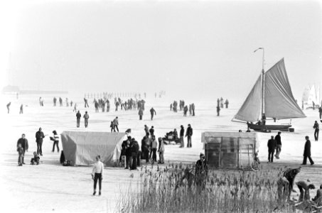 IJspret in het weekend ijszeilers en schaatsers op de Gouwzee, Bestanddeelnr 929-5800