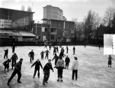 IJspret aan Apollohal op tennisbaantje Amsterdam, Bestanddeelnr 906-2300 photo