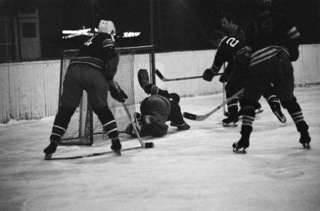 IJshockeywedstrijd AYC tegen Amsteltijgers op Jaap Eden baan Amsterdam 0-8. Spel, Bestanddeelnr 923-1229