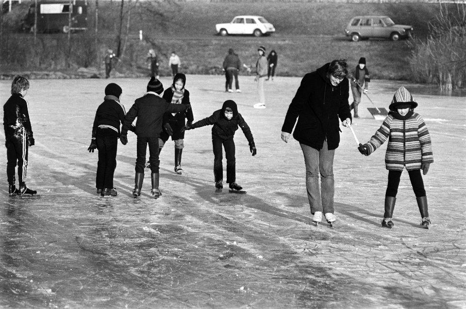 IJspret schaatsende mensen op plas in Monnickendam, Bestanddeelnr 930-6198