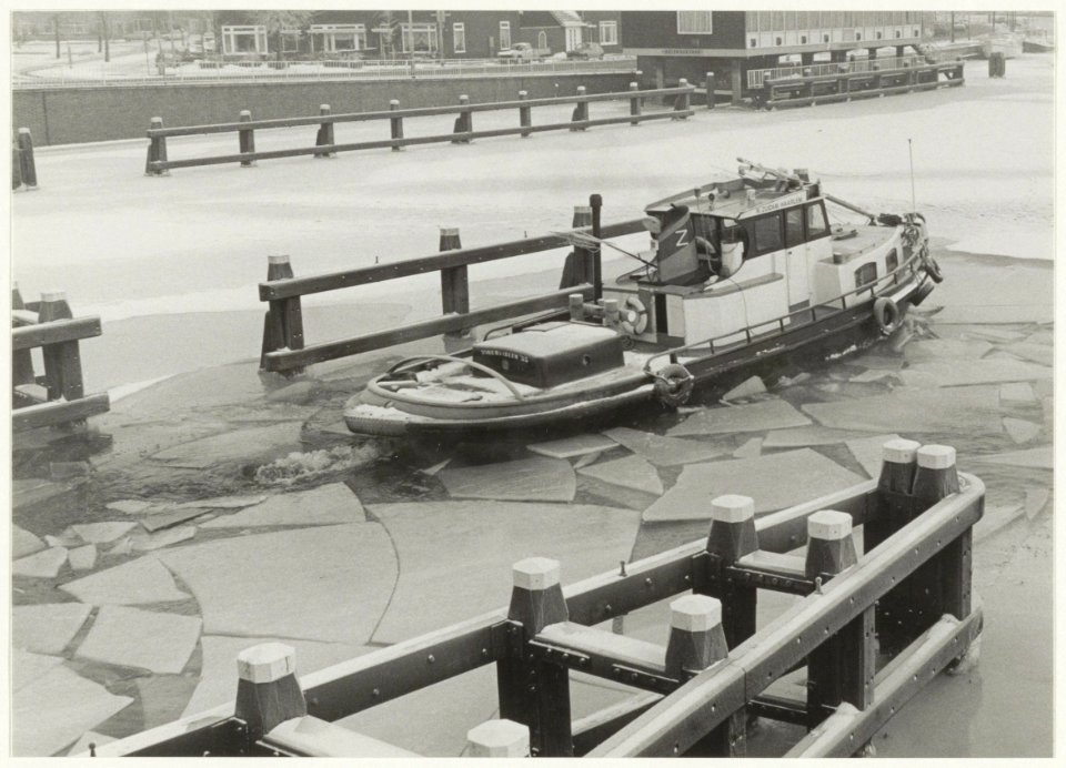 IJsschotsen op het Spaarne bij de Prinsenbrug. NL-HlmNHA 54016848