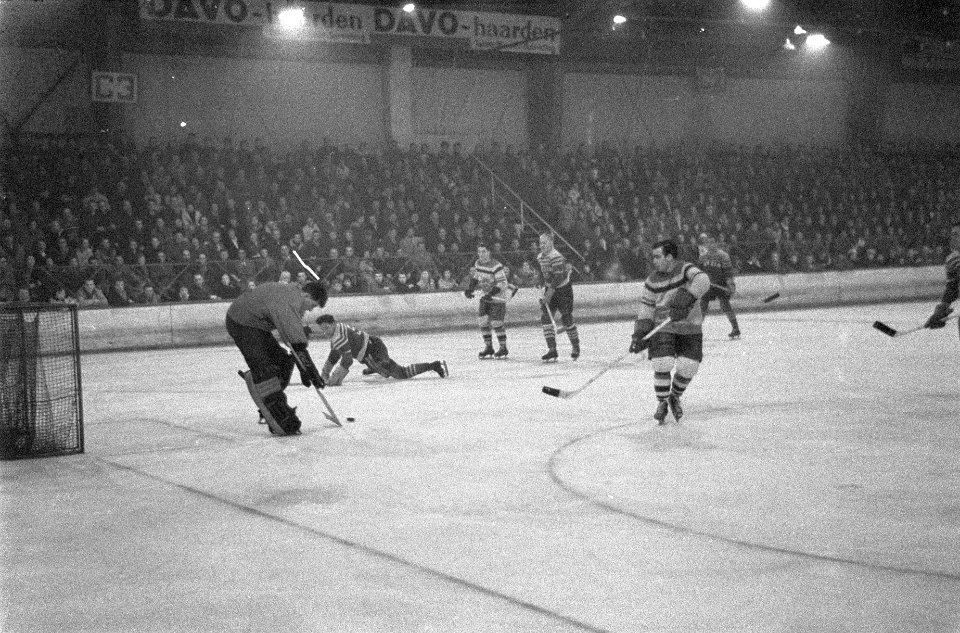 IJshockeywedstrijd Koky tegen Leysin uit Zwitserland aanval van de Nederlander, Bestanddeelnr 912-0737