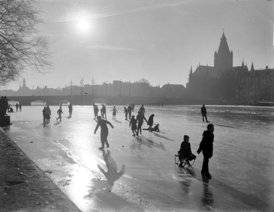 IJspret in Amsterdam Overzicht van schaatsers op de Amstel, Bestanddeelnr 913-3388