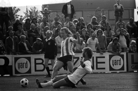 IJsselmeervogels tegen PEC 1-3, KNVB-beker, keeper Jos de Vrijter in duel met ee, Bestanddeelnr 926-6369
