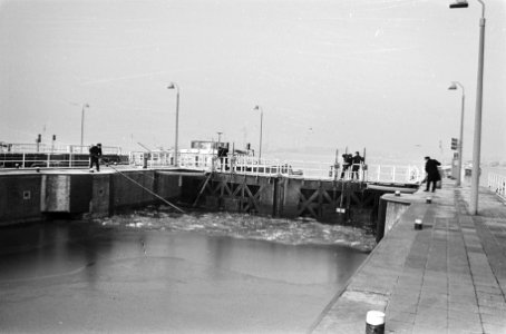 IJs belemmert scheepvaart sluiswachters Oranjesluis breken eerst het ijs met la, Bestanddeelnr 924-1452