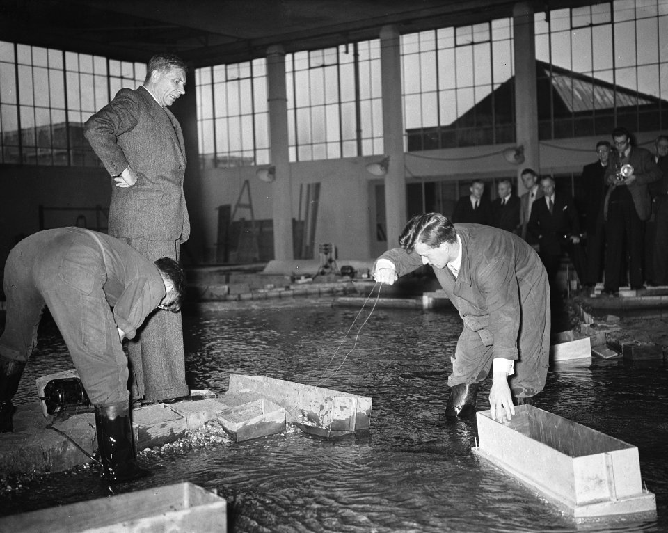 In het Waterloopkundig Laboratorium in Delft heeft directeur prof. ir. J.Th. Thi, Bestanddeelnr 906-1146