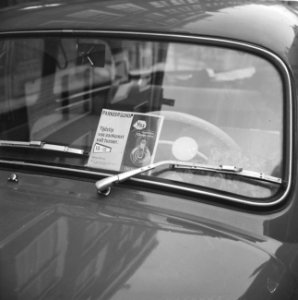 In Leiden parkeerschijf ingevoerd Een parkeerschijf duidelijk op de auto aangeb, Bestanddeelnr 915-7777