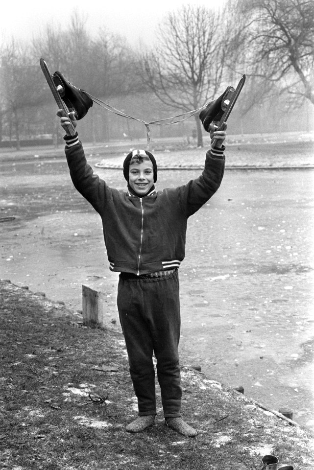 IJs en kou in Amstedam Vondelpark. Een jongen houdt twee schaatsen in de lucht, Bestanddeelnr 923-0728